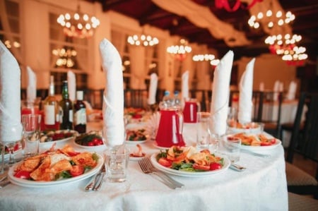 Comment composer un menu de f&ecirc;te pour un anniversaire r&eacute;ussi avec un traiteur ?